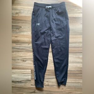 NWT Under Armour Kids Black Tapered Pants Youth Medium